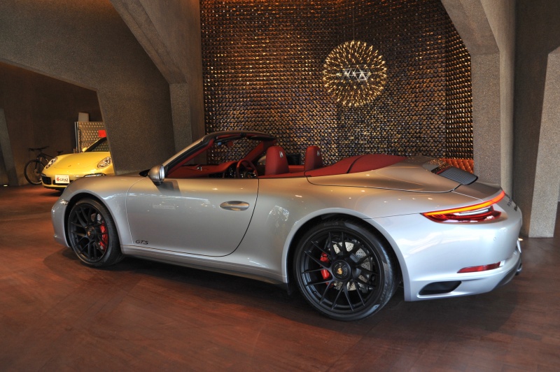 ポルシェ 911(Type991) Carrera 4 GTS カブリオレ レッド幌 ナチュラル