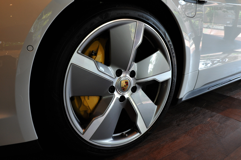 ポルシェ タイカン turbo S 21インチエクスクルーシブホイール PCCB