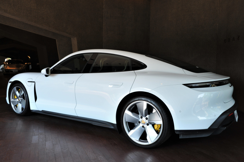 ポルシェ タイカン turbo S 21インチエクスクルーシブホイール PCCB