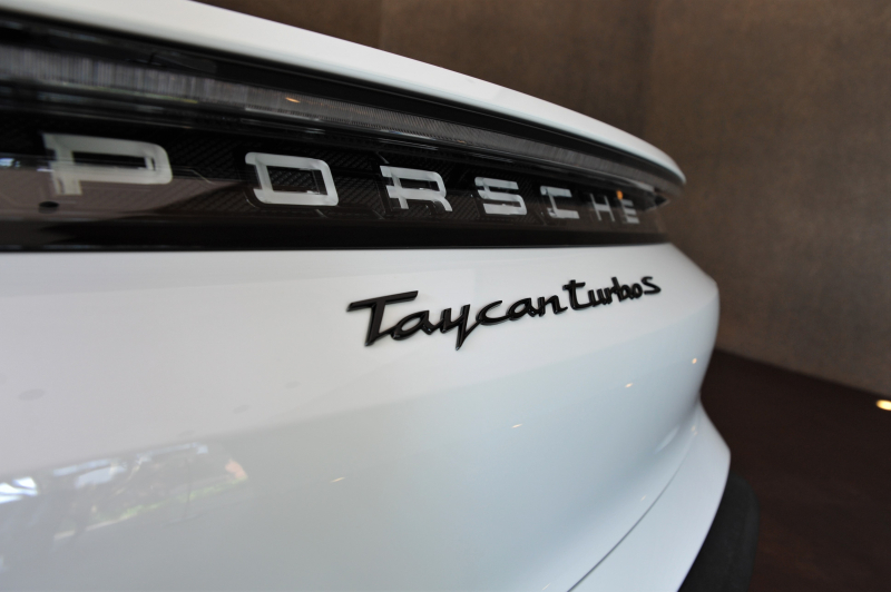 ポルシェ タイカン turbo S 21インチエクスクルーシブホイール PCCB