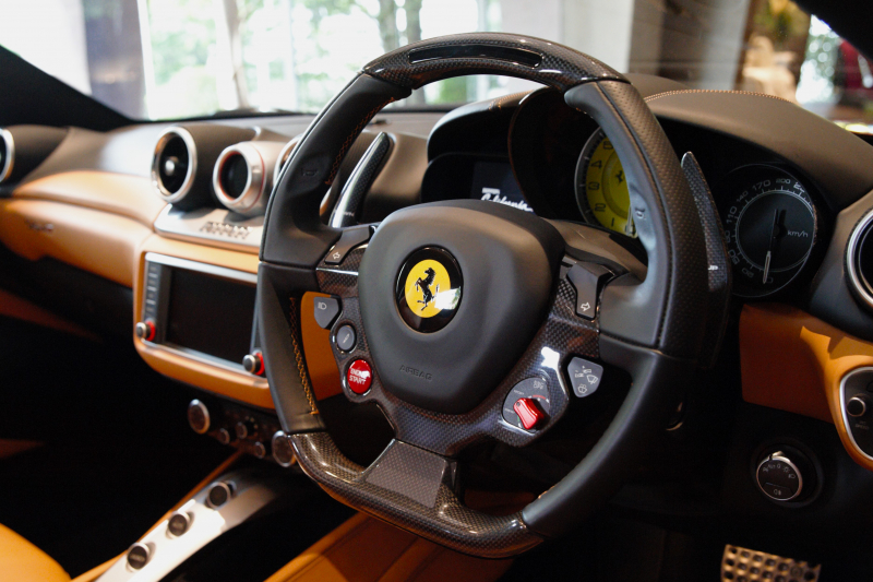 フェラーリ カリフォルニアT F1 DCT カーボンLEDステアリング SP