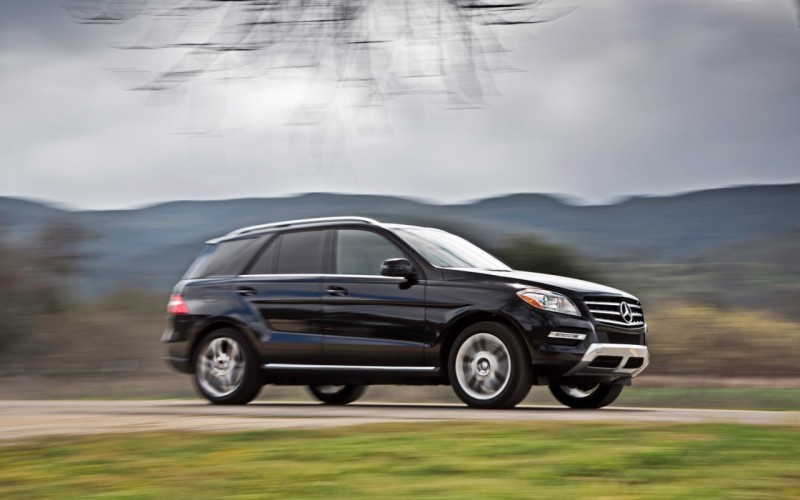 2013-Mercedes-Benz-ML350-Bluetec-4Matic-side-in-motion