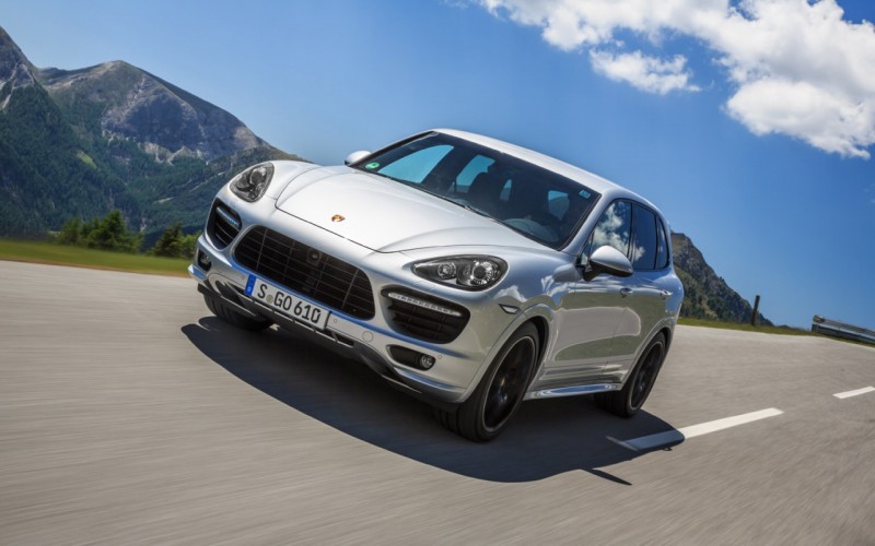 2013-Porsche-Cayenne-GTS-front-three-quarters-in-motion.JPG