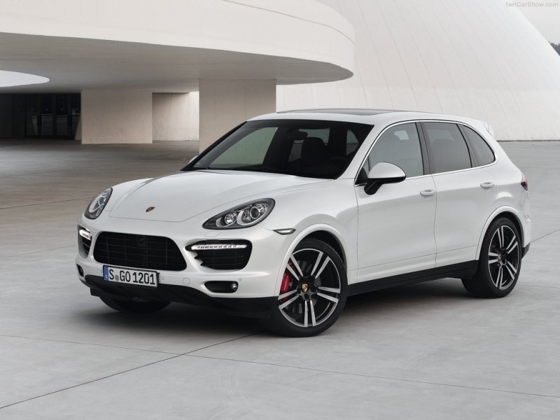 Porsche-Cayenne_Turbo_S_2013_1024x768_wallpaper_04